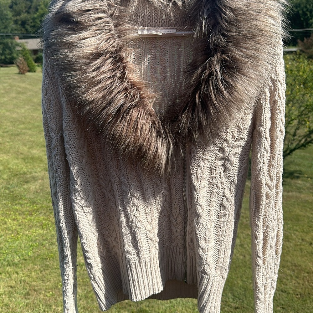 🐻 Woman’s Medium Cream Knitted Faux Fur Collar Long Sleeve Zip Sweater